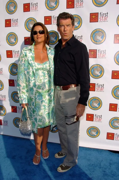 Keely Shaye Smith e Pierce Brosnan no First Stars Celebration For Childrens Rights Benefit. Santa Monica Barker Hanger, Santa Monica, CA. 06-03-06 — Fotografia de Stock