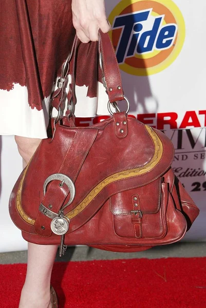 Kiersten Warrens Dior håndtaske på Desperate Housewives Sæson 2 DVD Launch Party. Universal Studios, Universal City, CA. Ubearbejdet zink - Stock-foto