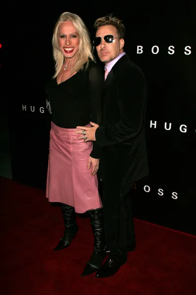 Alexis Arquette and friend at Hugo Bosss A Night on Rodeo Drive. Hugo Boss, Beverly Hills, CA. 10-26-06 — Stock Photo, Image