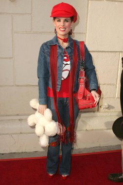 kat kramer galasında stuart house, mann Festivali tiyatro, westwood, ca 12-10-05 faydalanmak için kırmızı başlıklı kız da