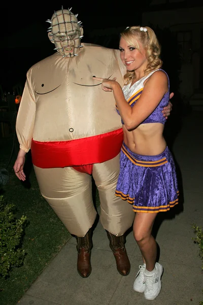 Alana curry op halloween nacht, truc of behandelen in burbank, ca 10-31-05 — Stockfoto