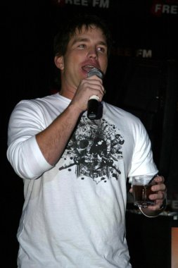 adam carolla gösteri denize indirmek eğlenti