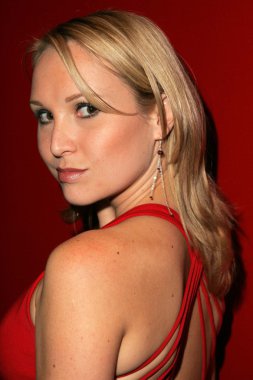 alana köri 1 yıllık tatil cenneti tepeler yararlanarak hooters konser hırpalanmış kadın ve çocuk barınak, xes, hollywood, ca 12-07-05 fileena tarafından küpe takıyor