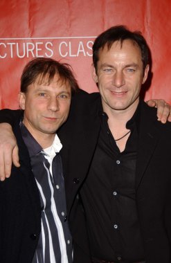 Simon mcburney ve jason Isaacs