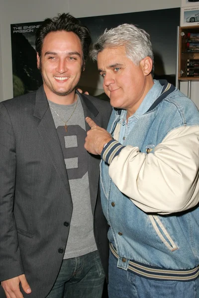 Alex Quinn and Jay Leno at a party before a Katrina, Wilma and Rita Hurricane relief Auction benefitting Save the Children. Automotive Legends, Malibu, CA. 11-11-05. — Stock Photo, Image