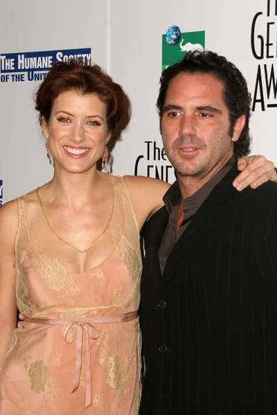 Kate Walsh and friend at the 20th Annual Genesis Awards. Beverly Hilton Hotel, Beverly Hills, Ca. 03-18-06 — Stock Photo, Image
