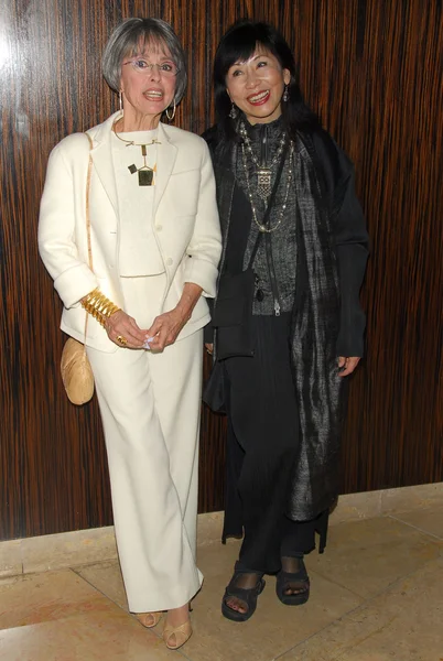Rita Moreno and Amy Tan — Stock Photo, Image