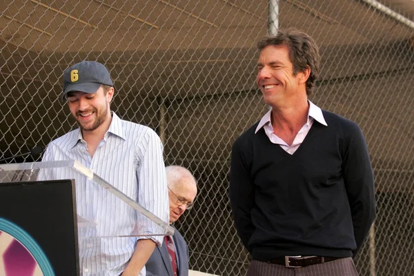 Topher Grace e Dennis Quaid — Fotografia de Stock