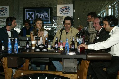 adam carolla radyo programında kayıt canlı