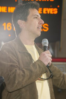 kırmızı halı üzerinde 