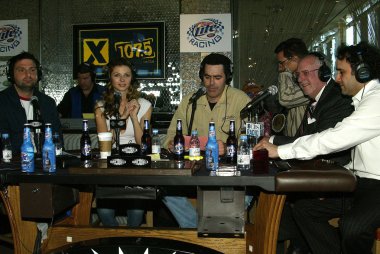 adam carolla radyo programında kayıt canlı