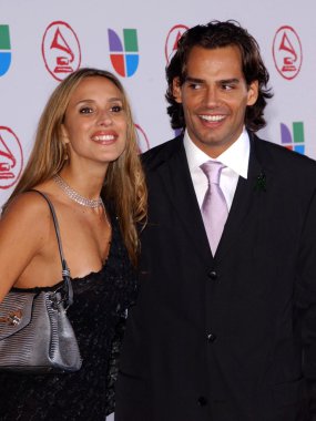 Angelica Castro, Cristian De La Fuente