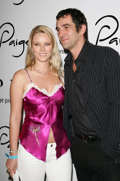 Kiera chaplin und ehemann bei der eröffnung der paige boutique. paige, los angeles, ca. 17.11. — Stockfoto