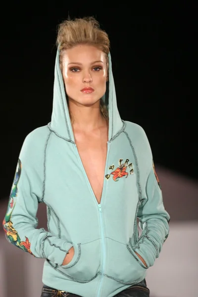 2 Be Free 's Spring 2006 Collection Runway Show — стоковое фото