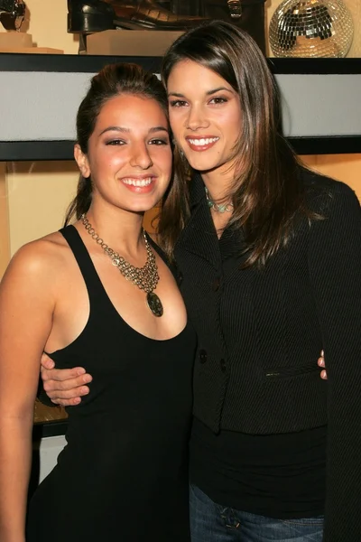 Vanessa Lengies y Missy Peregrym — Foto de Stock