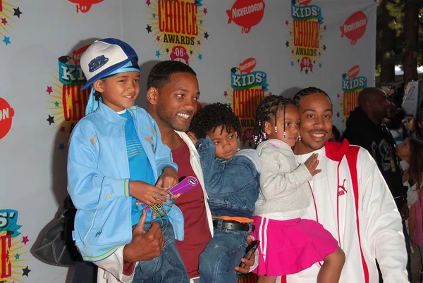 Will Smith y sus hijos con Ludacris y su hija — Foto de Stock