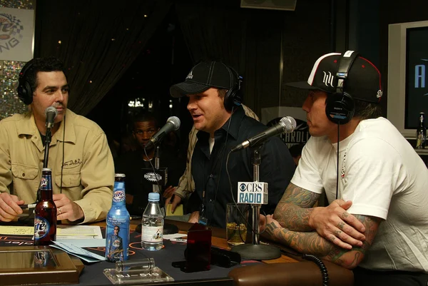 Adam Carolla and Carey Hart at a live taping of the Adam Carolla Radio Show. Ghost Bar, Palms Hotel, Las Vegas, NV. 03-09-06 — Stock Photo, Image