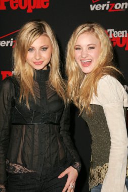 Alyson Michalka, Amanda Michalka