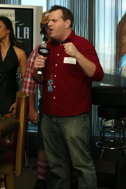 adam carolla radyo programında kayıt canlı