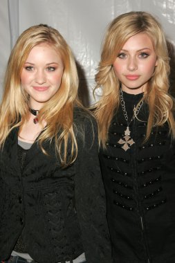 Alyson Michalka, Amanda Michalka