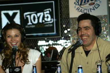 adam carolla radyo programında kayıt canlı