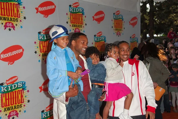 Will Smith e seus filhos com Ludacris e sua filha — Fotografia de Stock