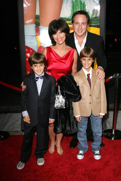 Adrienne Barbeau and Billy Van Zandt with their sons William and Walker at the Wizard of Oz, Ruby Red Slipper DVD Gala Screening, Samuel Goldwyn Theatre, Beverly Hills, CA 10-19-05 — Stock Photo, Image