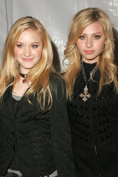 Alyson Michalka, Amanda Michalka