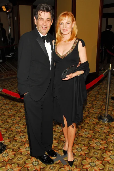 Alan Rosenberg e Marg Helgenberger chegam ao 58th Annual Directors Guild of America Awards. Hyatt Regency Century Plaza Hotel and Spa, Century City, CA 01-28-06 — Fotografia de Stock