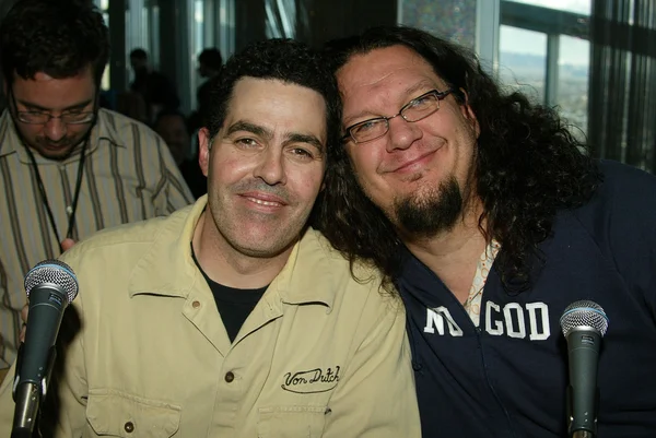 Adam Carolla y Penn Jillette en una grabación en vivo del Adam Carolla Radio Show. Ghost Bar, Palms Hotel, Las Vegas, NV. 03-09-06 — Foto de Stock