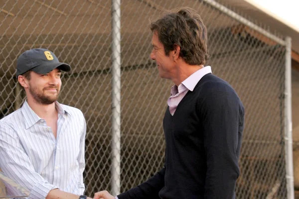 Topher Grace and Dennis Quaid — Stock Photo, Image