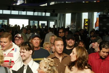 adam carolla radyo programında kayıt canlı