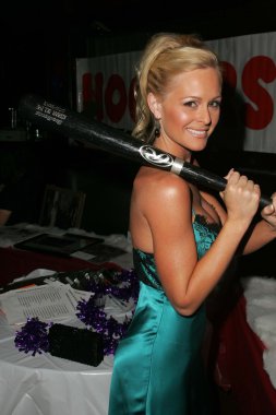 Katie lohmann ile açık artırma öğeleri cenneti tepeler yararlanarak 1 yıllık tatil hooters konserde hırpalanmış kadın ve çocuk barınak, xes, hollywood, ca 12-07-05