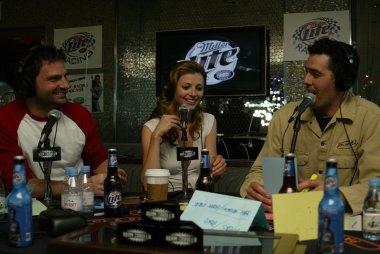 adam carolla radyo programında kayıt canlı