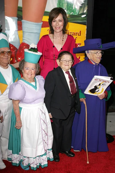 Clarence Swenson e Jane Kaczmarek con Margaret Pellegrini e Meinhardt Raabe — Foto Stock