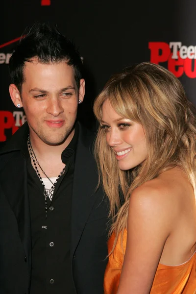 Joel madden met hilary duff op de tiener 4e jaarlijkse kunstenaars van het jaar partij, element, hollywood, ca 11-22-05 — Stockfoto