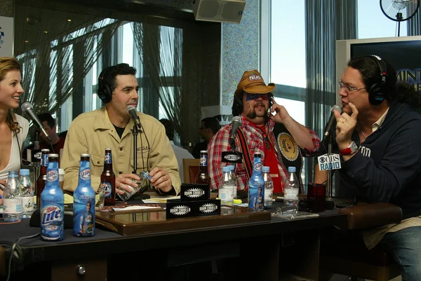 Adam Carolla con Tad Newcomb y Penn Jillette en una grabación en vivo del Adam Carolla Radio Show. Ghost Bar, Palms Hotel, Las Vegas, NV. 03-09-06 — Foto de Stock