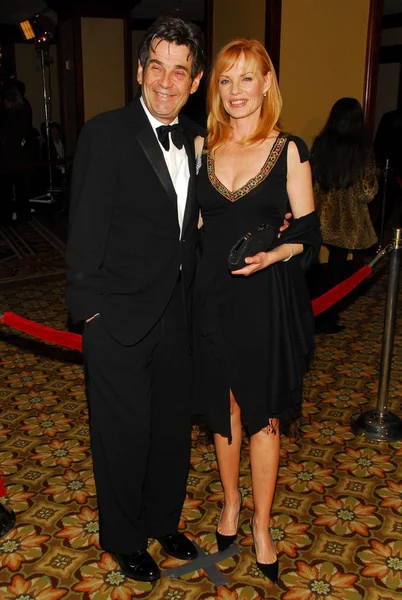 Alan Rosenberg e Marg Helgenberger chegam ao 58th Annual Directors Guild of America Awards. Hyatt Regency Century Plaza Hotel and Spa, Century City, CA 01-28-06 — Fotografia de Stock