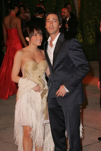 Adrien Brody y amigo en 2006 Vanity Fair Oscar Party. Mortons, West Hollywood, CA. 03-05-06 —  Fotos de Stock