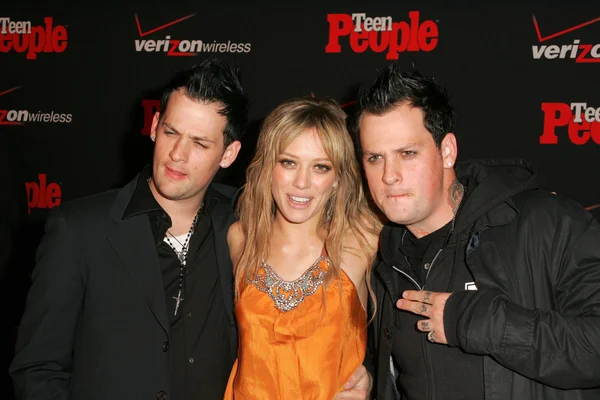 Joel Madden com Hilary Duff na quarta festa anual do ano dos adolescentes, Element, Hollywood, CA 11-22-05 — Fotografia de Stock