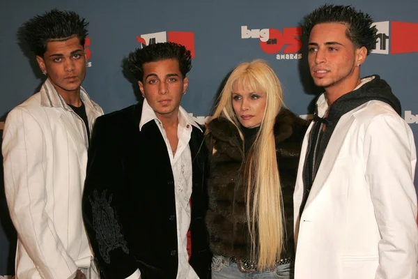 Victoria Gotti and her sons — Stock Photo, Image