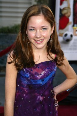 Haley rammrenkli arka plan ile yeşil çimen