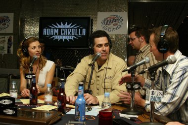 adam carolla radyo programında kayıt canlı