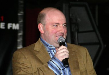 adam carolla gösteri denize indirmek eğlenti