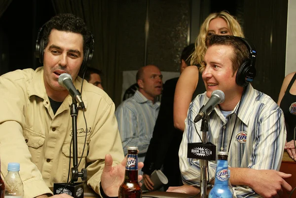 Adam Carolla and Kurt Busch at a live taping of the Adam Carolla Radio Show. Ghost Bar, Palms Hotel, Las Vegas, NV. 03-09-06 — Stock Photo, Image