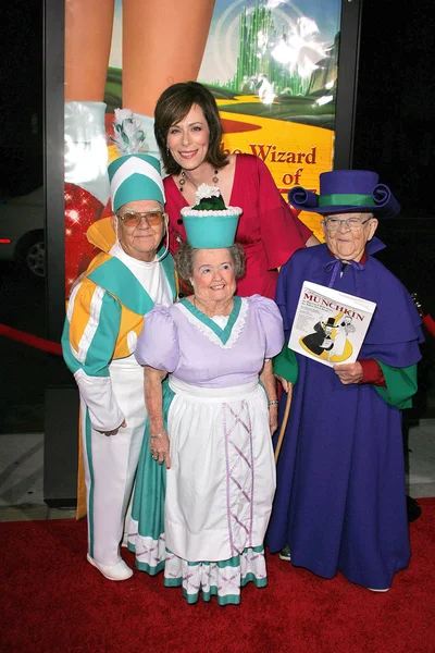 Clarence Swenson e Jane Kaczmarek com Margaret Pellegrini e Meinhardt Raabe — Fotografia de Stock