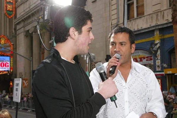 Leo Quinones Hosts the Red Carpet at the "Ice Age 2" Premiere — Stock Photo, Image