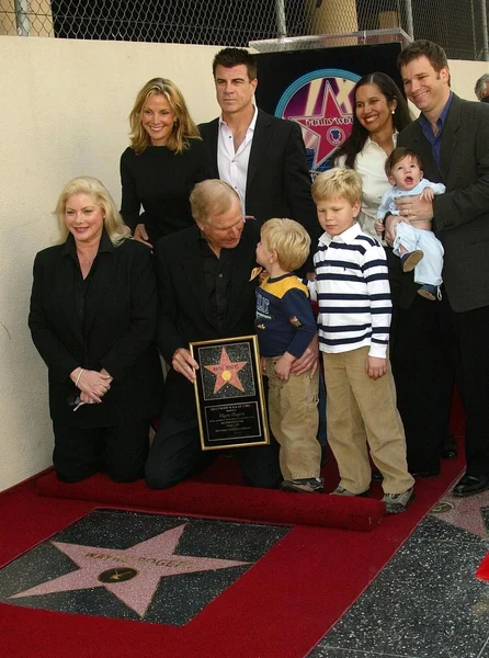 Wayne Rogers y su familia — Foto de Stock