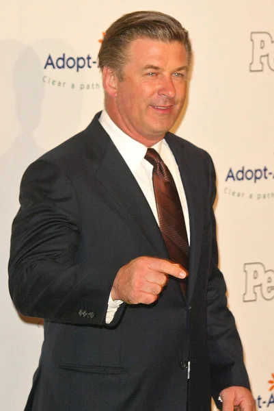 Alec Baldwin at the 5th Annual Adopt-A-Minefield Gala, The Beverly Hilton Hotel, Beverly Hills, CA 11-15-05 — Stock Photo, Image