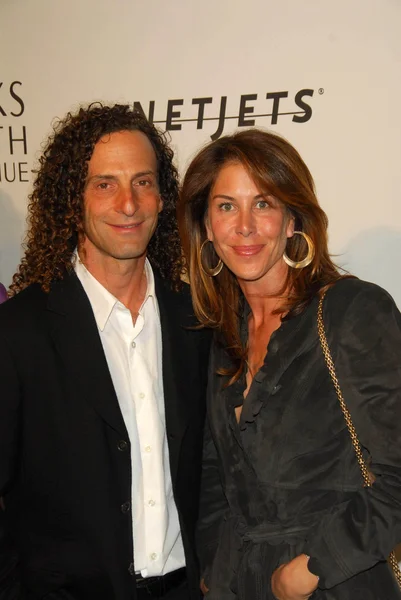 Kenny G og Lyndie Benson til den uforglemmelige aftenfordel for EIFs Kræftforskningsfond. Regent Beverly Wilshire Hotel, Beverly Hills, CA. Tilsætningsstoffets sammensætning: - Stock-foto